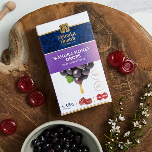 ⁦Manuka Health Honey Drops Blackcurrant (MGO 400+) 15 Drops 65g⁩ - الصورة ⁦3⁩