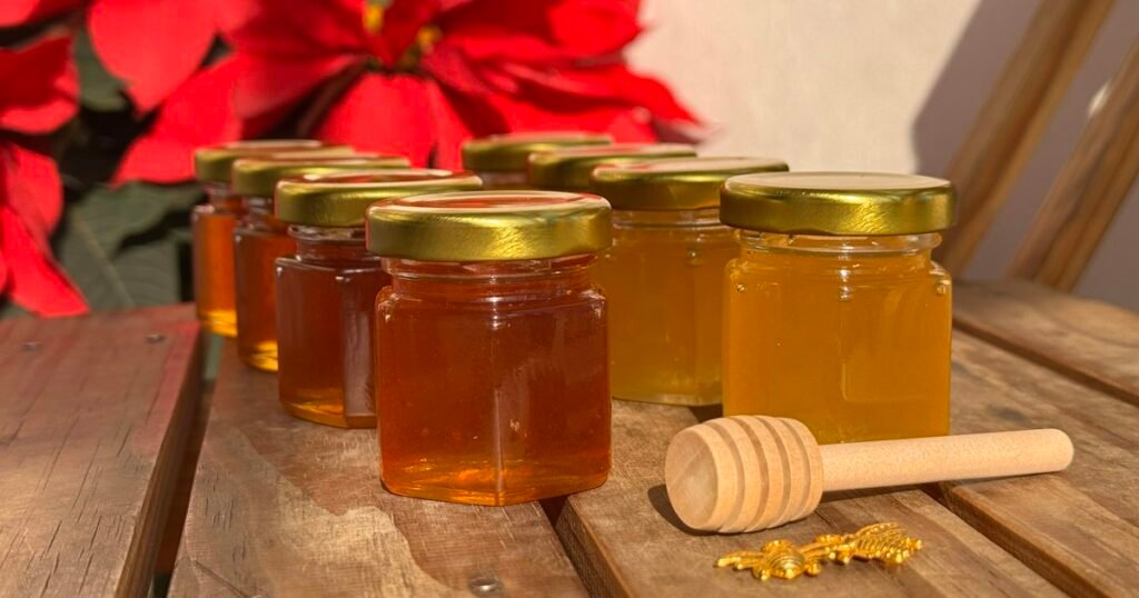 Jars of honey in different grades: Manuka honey price depends on the MGO grade