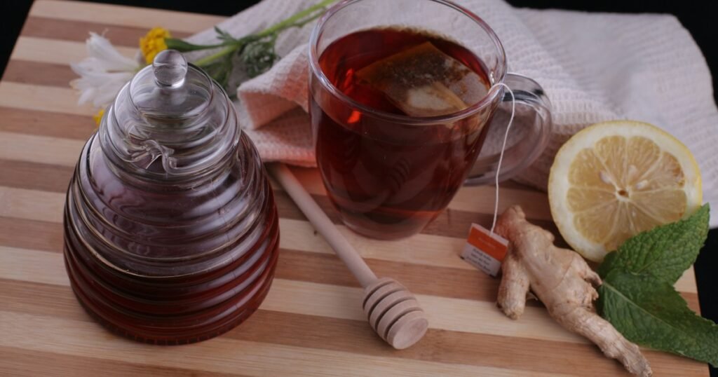 Honey with tea, lemon and ginger: how to use Manuka honey for a sore throat